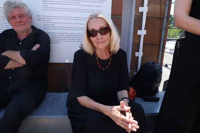 FOTO: Olga Sommerová an protestu na podporu veřejnoprávních médií. – stránka 15