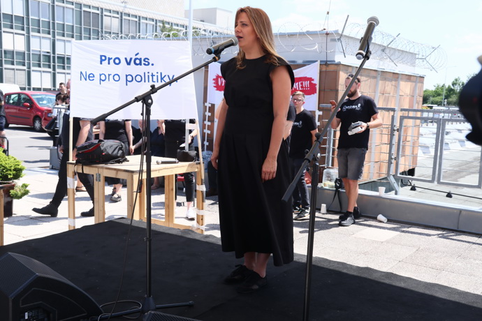 FOTO: Aneta Langerová na protestu zaveřjnoprávní média. – stránka 16