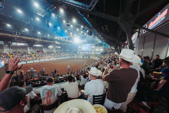 FOTO: Čeští fotbalisté vyměnili kopačky za kovbojské klobouky a vyrazili na tradiční americké rodeo. – stránka 22