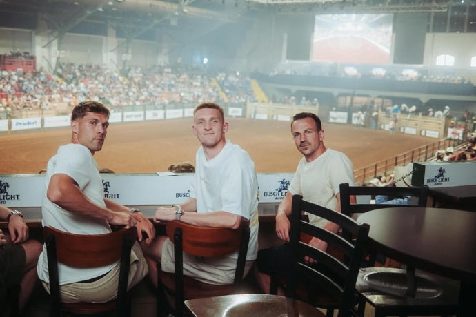 FOTO: Velkolepá show v texaském Fort Worth nabídla hráčům dokonalé rozptýlení od tvrdého tréninku. – stránka 19