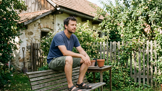 Pavel (38): Takhle jsem si dovolenou nepředstavoval. Místo odpočinku mi tchyně vrazila do ruky rýč a seznam úkolů