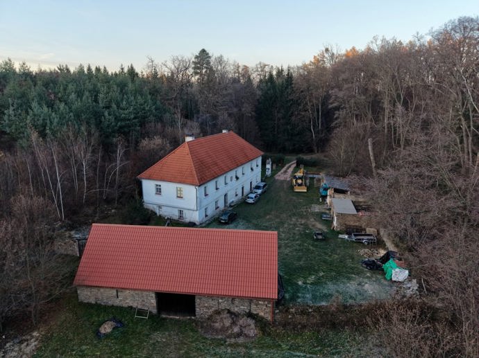 FOTO: Alan Jarkovský si před zavřením stihl postavit rozsáhlé sídlo. – stránka 2