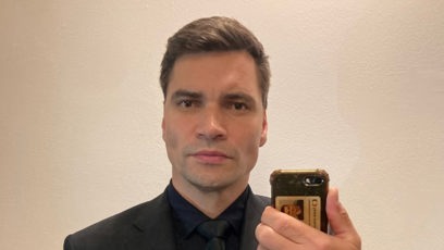 FOTO: Daniel Stach se postavil do čela stovek zaměstnanců, kteří v černém oblečení vyrazili bránit nezávislost ČT.