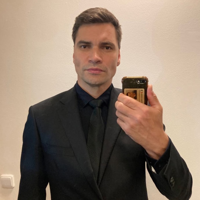 FOTO: Daniel Stach se postavil do čela stovek zaměstnanců, kteří v černém oblečení vyrazili bránit nezávislost ČT. – stránka 3