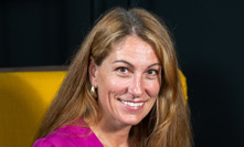 Extra host Eva Decroix 03