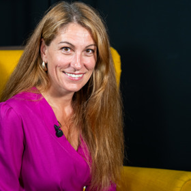 Extra host Eva Decroix.