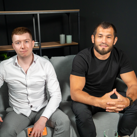 Jakub Jíra a Makhmud Muradov v pořadu eXtra Host.