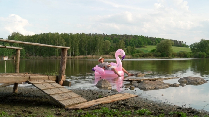 FOTO: Adam Vacula se opaloval na velkém plaměňákovi.