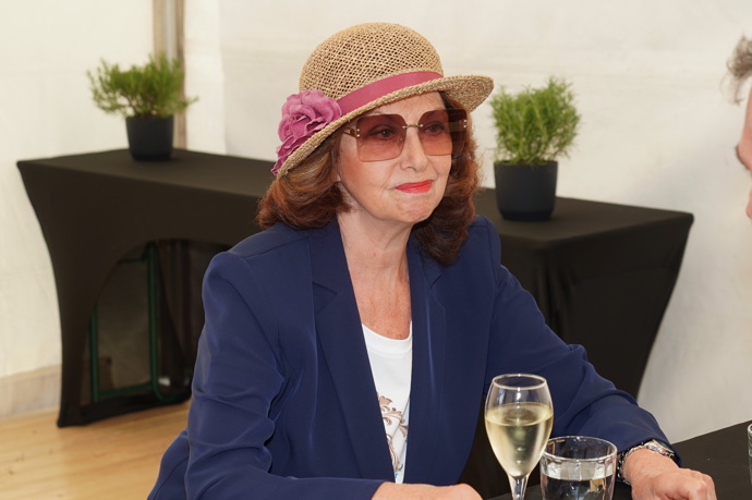 FOTO: Moderátorka Saskia Burešová. – stránka 14