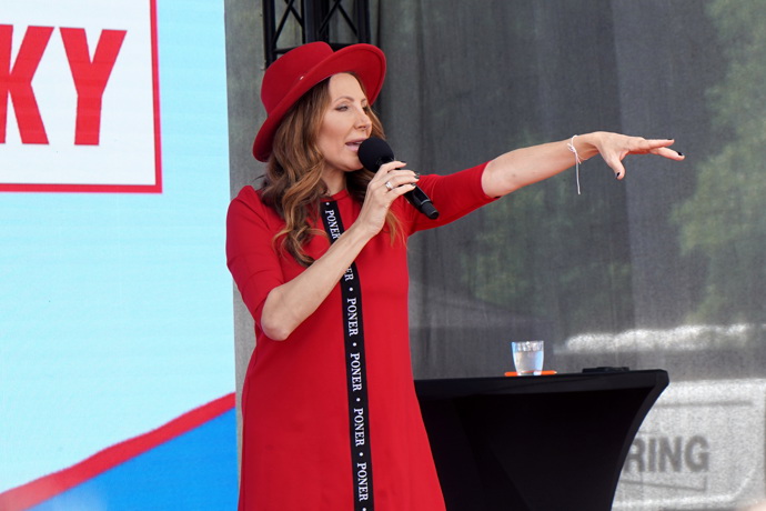 FOTO: Zpěvačka Olga Lounová. – stránka 16