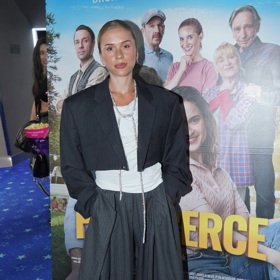Mariana Prachařová oblékla černé sako, bílé tričko a extra široké kalhoty s vysokým pasem. 