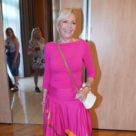 Zpěvačka zvolila dokonale letní outfit.