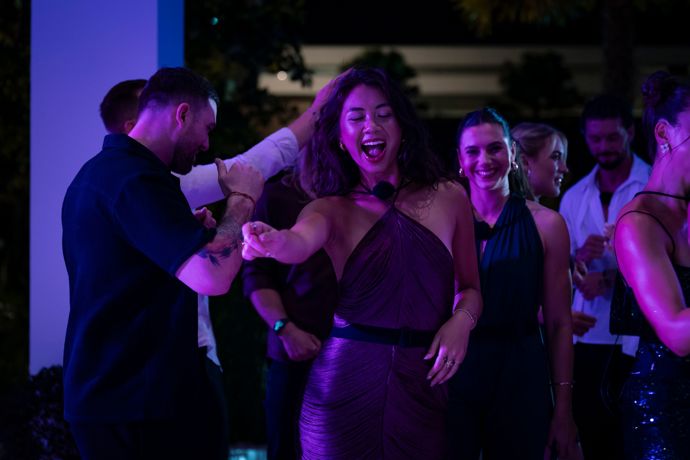 FOTO: Barbora Dyrynková a Natálie Matíková během party. – stránka 4