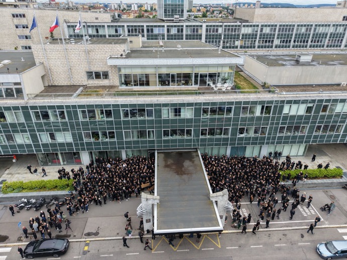 FOTO: Protestující se sešli v symbolický čas, aby upozornili, že svoboda slova je v ohrožení. – stránka 30