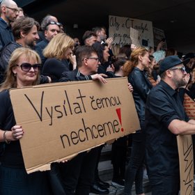 Zaměstnanci ČT a rozhlasu vyhlásili časově neomezenou stávkovou pohotovost a nevylučují úplné zastavení vysílání.
