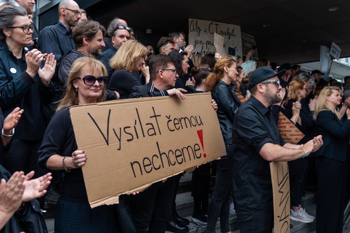 FOTO: Zaměstnanci ČT a rozhlasu vyhlásili časově neomezenou stávkovou pohotovost a nevylučují úplné zastavení vysílání. – stránka 29