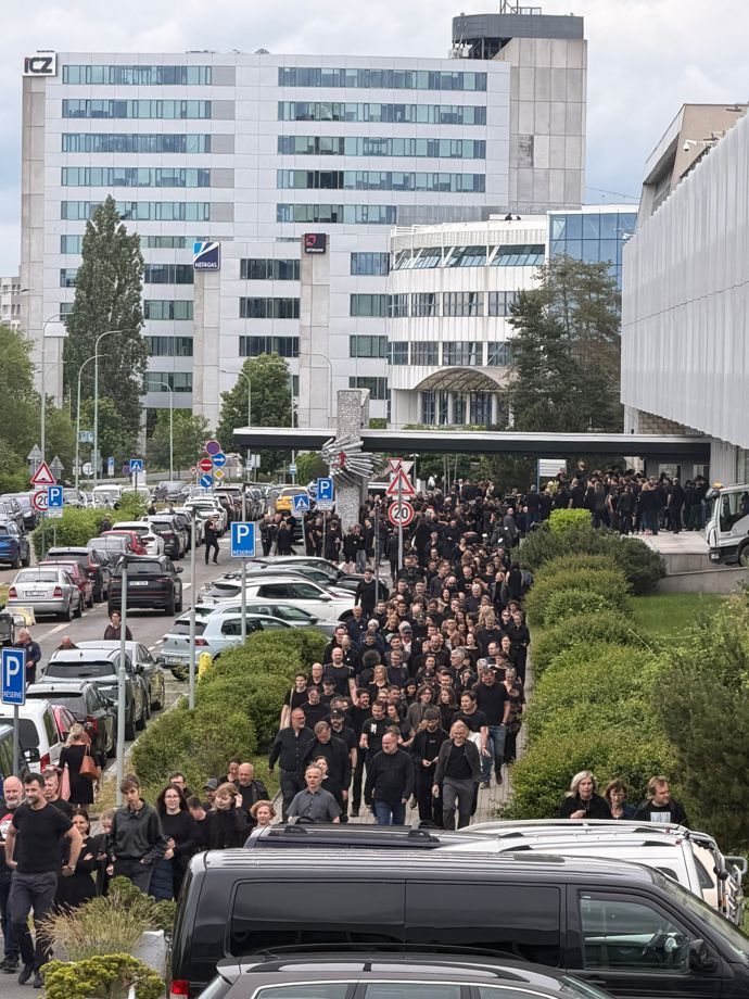 FOTO: Odbory varují, že nové návrhy mohou ČT připravit o 1,4 miliardy korun a způsobit její insolvenci. – stránka 28