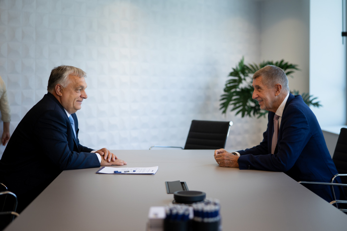 FOTO: Andrej Babiš se v Bruselu setkal také s bývalým maďarským premiérem Viktorem Orbánem. O setkání se však nikde nezmínil. – stránka 3