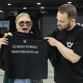Gwyneth McMullen dostala na letišti dárek.