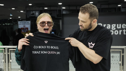 FOTO: Gwyneth McMullen dostala na letišti dárek.