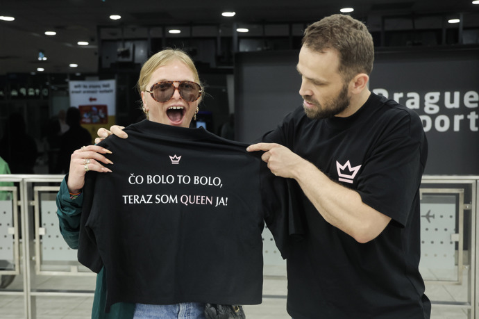 FOTO: Gwyneth McMullen dostala na letišti dárek. – stránka 5