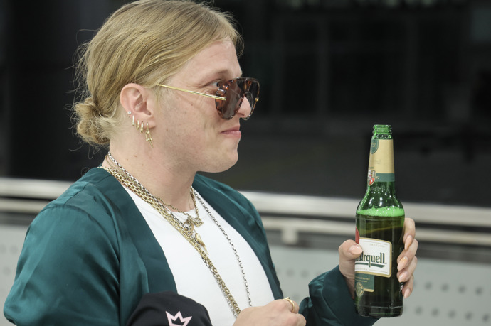 FOTO: Gwyneth McMullen hned ochutnala české pivo. – stránka 4