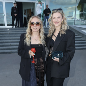 Kateřina Žbirková oblékla tmavě modrou sukni a černé oversize sako.