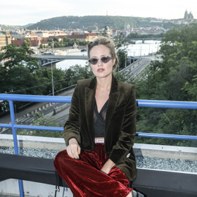 Emma pod sako oblékla jen titěrný krajkový crop top.