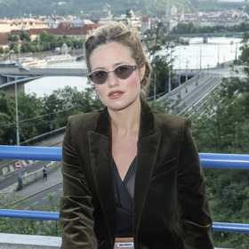 Emma Smetana na sebe upozornila v sametovém kompletu saka a kalhot.