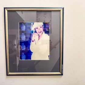 Na zdech podél schodů visí několik velkoformátových fotografií Heidi.