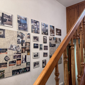 Stěny vedle schodiště do patra, které Petra Janů s manželem vybudovali, jsou zaplněné fotografiemi...