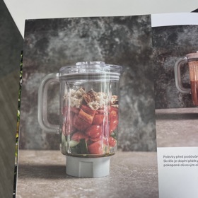 Všechny ingredience stačí nakrájet a umístit do kvalitního mixéru. 