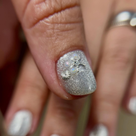 Kromě zajímavého efektu, který se mění podle dopadu světla, můžete zkusit i spojení cat eye designu s 3D aplikacemi.