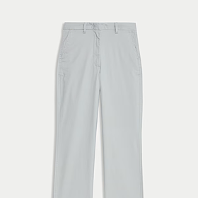 Kalhoty s rovnými nohavicemi v jemném šedém odstínu pořídíte u značky Marks & Spencer za 1 099 Kč.