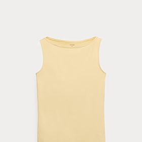 Mnohem lepší volbou je na léto třeba bavlna. Tílkový top s lodičkovým výstřihem s vysokým podílem bavlny. Marks&Spencer, 249 Kč