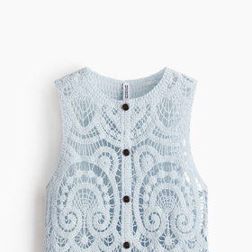 Top s efektem háčkování a zapínáním na knoflíky, H&M, původně 619 Kč, v obchodech
179 Kč