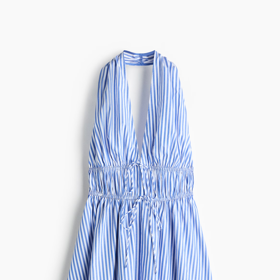 Pruhované mini šaty za krk se stahovacími šňůrkami, H&M,  původně 619 Kč, v obchodech za 449 Kč.