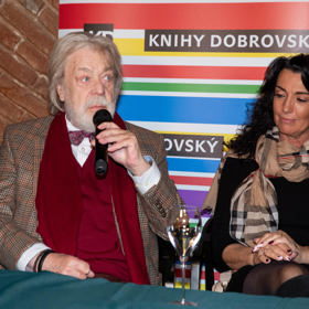 Herec Jan Kanyza s kolegyní Evou Čížkovou na křtu knihy.