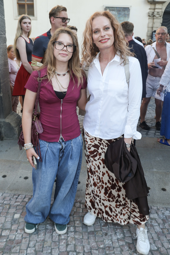 FOTO: Moderátorka Kristina Kloubková vyvedla do společnosti svou dceru Jasmínu. – stránka 1