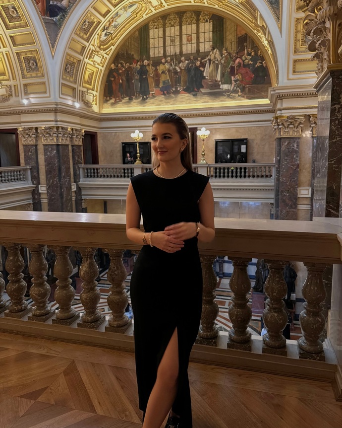 FOTO: Kristýna Bezděková vystupuje na TV Nova. – stránka 9