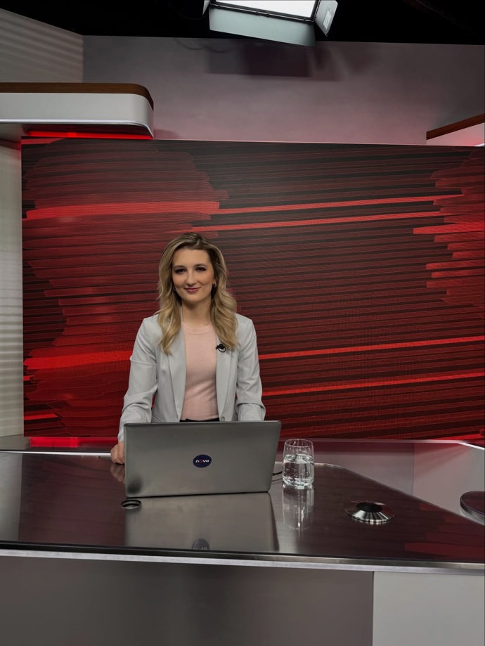 FOTO: Kristýna Bezděková za pultem. – stránka 5