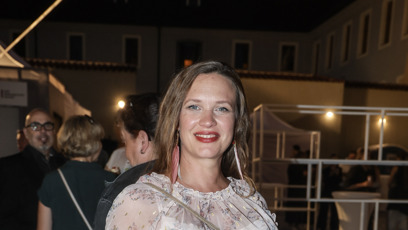 FOTO: Nastávající maminka zvolila pro horký letní večer vzdušné vzorované šaty a vějíř.