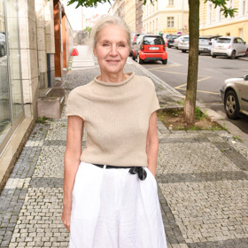 Irena Obermannová ve svém nedávném letním outfitu ukázala, že kontroverzního střihu kalhot s názvem barrel se nemusíte bát ani po šedesátce.