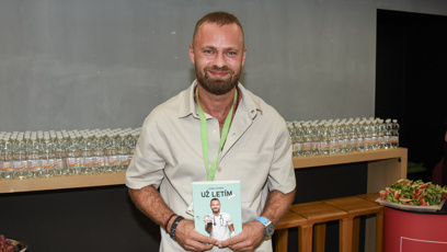 FOTO: Marek Dvořák se svou knihou Už letím.