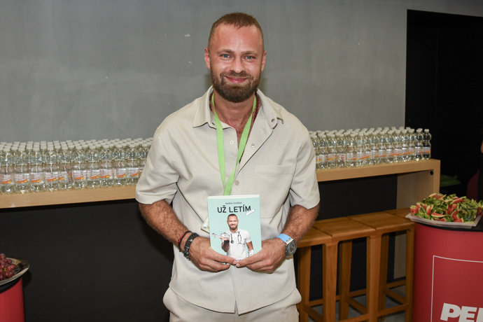 FOTO: Marek Dvořák se svou knihou Už letím. – stránka 12
