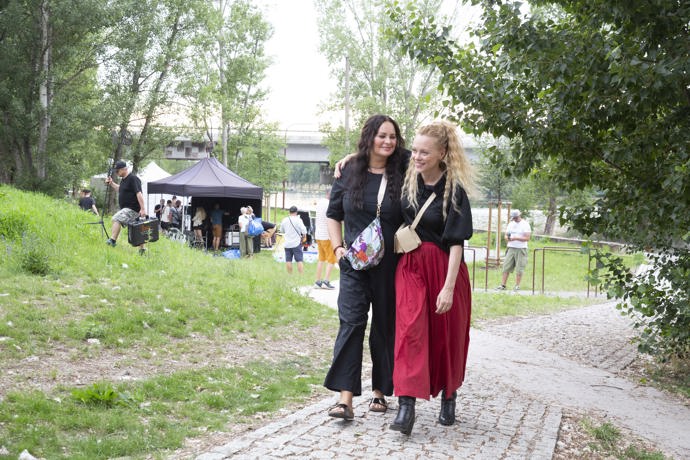 FOTO: Jitka Čvančarová spolu s Lindou Rybovou během natáčení nového filmu. – stránka 4