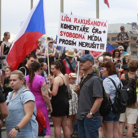 Pohled na zaplněné prostranství plné demonstrantů s vlajkami České republiky a Evropské unie.