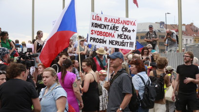 FOTO: Pohled na zaplněné prostranství plné demonstrantů s vlajkami České republiky a Evropské unie.
