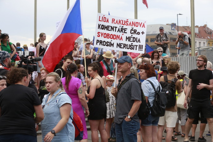 FOTO: Pohled na zaplněné prostranství plné demonstrantů s vlajkami České republiky a Evropské unie. – stránka 15