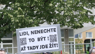 FOTO: Detail lepenkového transparentu, který označuje veřejnoprávní média za pojistku svobody.